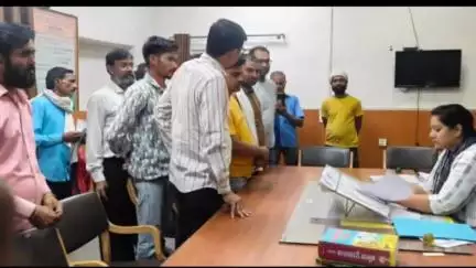 नैनवां: वार्ड नंबर 16 के मूल्य वासियों ने अवैध मीट की दुकान हटाने की मांग को लेकर उपखंड अधिकारी को सौंपा ज्ञापन