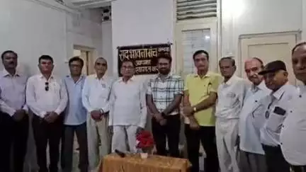 खंडवा: खंडवा के माली कुंवा पर सद्भावना मंच ने मौसम वैज्ञानिक को किया सम्मानित