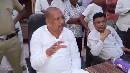 नंदुरबार: बलवंड गावात ग्रामस्थांनी आ.डॉ. विजयकुमार गावितांसमोर आपल्या तक्रारी मांडल्या #Jansamasya