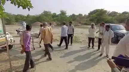 फतेहपुर: रेलवे स्टेशन के समीप एक होटल के पास सड़क किनारे मिले वृद्ध के शव की शिनाख्त के बाद पुलिस ने कराया पोस्टमार्टम
