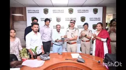 విశాఖపట్నం: విశాఖ పోలీసు శాఖకు ఒక అధునాతన డ్రోన్ ను అందచేసిన ఇనార్బిట్ మాల్  యాజమాన్యం.