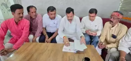 घट्टिया: विधायक सतीश मालवीय ने उन्हेंल नगर परिषद के पदाधिकारियों और पार्षदों से की मुलाकात