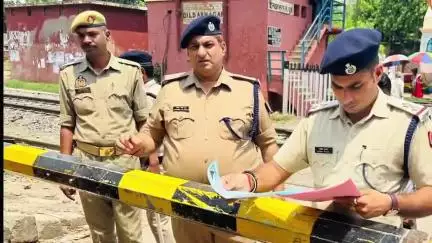 ज़मानिया: दिलदारनगर रेलवे क्रॉसिंग फाटक संख्या 86बी पर RPF और GRP ने मिलकर चलाया जागरूकता अभियान