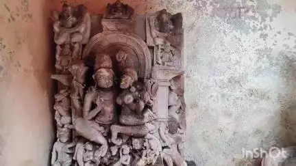 कर्वी: चर गांव स्थित 1500 वर्ष पुराने मंदिर की मूर्तियों को कब किया जाएगा संरक्षित?
