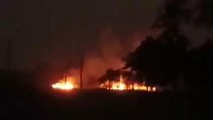 विभूतिपुर: विभूतिपुर के मुस्तफापुर वार्ड 8 में पंचायत सरकार भवन के पीछे शुक्रवार रात चौंर में लगी भीषण आग