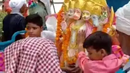 आज़मगढ़: धरवारा में धर्म की गूंज, संतवाणी व जय श्री राम के उद्घोष से बना धार्मिक वातावरण, रामकथा में उमड़ा श्रद्धालुओं का सैलाब