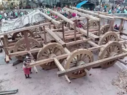 ପୁରୀ ମ୍ୟୁନିସିପାଲଟି: ରଥ ଖଳା ରେ ତିନିରଥ ପାଞ୍ଚ ଦଣ୍ଡାରେ ଆଗଆଣି,ପଛ ଆଣି ଗରଗରା  ପଡ଼ି ଦଣ୍ଡା ଉଭୟ ପାର୍ଶ୍ଵ ରେ ପୋଲ ଗୟଳ ମୋଡା ଶେଷ l