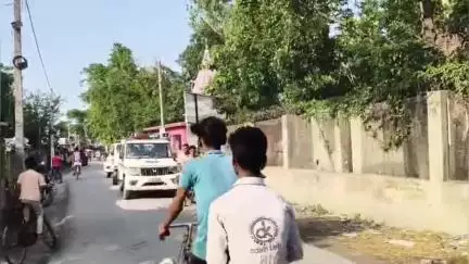बैरिया: बैरिया थाना पुलिस ने बकरीद पर्व को लेकर निकाला फ्लैग मार्च, लोगों से शांतिपूर्वक पर्व मनाने की अपील की