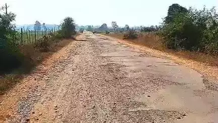 लांजी: ग्राम सर्रा में बदहाल सड़क से आवागमन हो रहा प्रभावित : जल्द सड़क निर्माण की ग्रामीण कर रहे मांग #jansamsya