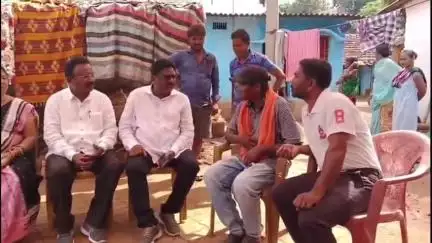 କୋରାପୁଟ ସହର: କୋରାପୁଟ ମେଡିକାଲରେ ମୃତ୍ୟୁ ପରିବାରଙ୍କୁ ମାଛରା ଗ୍ରାମରେ ଯାଇ ସମବେଦନା ଜଣାଇଲେ କଂଗ୍ରେସ ଦଳ ନେତା ରାମଚନ୍ଦ୍ର କାଡାମ