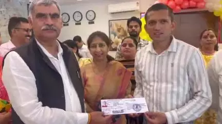 खुंडियां: विधायक ज्वालामुखी संजय रत्न ने राहुल गढवाल को पैरामोट्रिंग पायलट लाइसेंस प्रदान किया