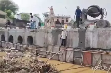 कन्नौद: पिपल्दा मे पुलिया की सुरक्षा के लिए पाल बनाने मे हो रहा गुणवत्ता विहिन सामग्री का उपयोग 
#Jansamasya#
