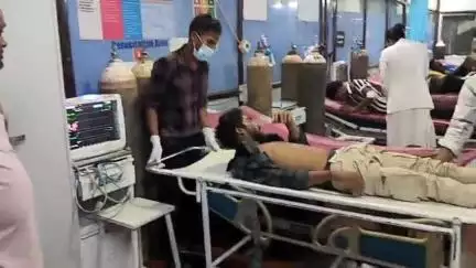 कोंडागांव: PWD ऑफिस के पास गंभीर सड़क हादसा, कुत्ते को बचाते बाइक सवार युवक हुआ हादसे का शिकार, राहगीरों ने पहुंचाया जिला अस्पताल