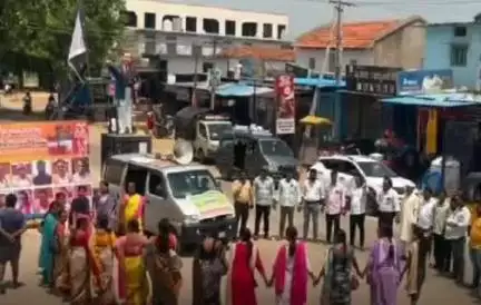 లింగంపేట్: లింగంపేటలో బడి బాట- ప్రగతి బాట కార్యక్రమంలో భాగంగా మానవహారాన్ని నిర్వహించిన ఉపాధ్యాయులు