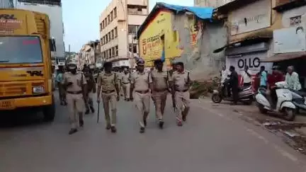 ಹುಬ್ಬಳ್ಳಿ ನಗರ: ಬಕ್ರೀದ್ ಹಬ್ಬದ ಹಿನ್ನೆಲೆ ನಗರದಲ್ಲಿ ಕಮಿಷನರ್ ಎನ್.ಶಶಿಕುಮಾರ್ ನೇತೃತ್ವದಲ್ಲಿ ಪೊಲೀಸ್ ಪಥಸಂಚಲನ