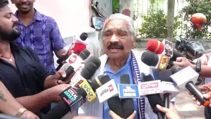 ଭୁବନେଶ୍ବର ମ୍ୟୁନିସିପାଲଟି କର୍ପୋରେସନ: ମୁଖ୍ୟମନ୍ତ୍ରୀଙ୍କୁ କଡ଼ା ସମାଲୋଚନା କରି ଜୟଦେବ ଭବନ ଠାରେ ପ୍ରତିକ୍ରିୟା ରଖିଲେ ବରିଷ୍ଠ ନେତା ସୁରେଶ ରାଉତରାୟ