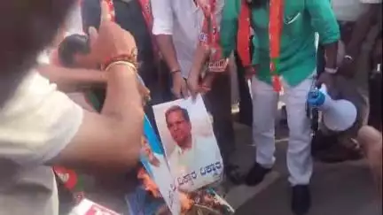ಹುಬ್ಬಳ್ಳಿ ನಗರ: ಕಾಲ್ತುಳಿತ ಪ್ರಕರಣ, ರಾಜ್ಯ ಸರ್ಕಾರದ ವಿರುದ್ಧ ನಗರದಲ್ಲಿ ಶಾಸಕ ಮಹೇಶ್ ಟೆಂಗಿನಕಾಯಿ ನೇತೃತ್ವದಲ್ಲಿ ಬಿಜೆಪಿ ಪ್ರತಿಭಟನೆ