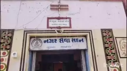 લુણાવાડા: નગરપાલિકા વિસ્તારમાં જર્જરિત થઈ ગયેલા 15 બાંધકામોને પાલિકા દ્વારા નોટિસ આપવામાં આવી