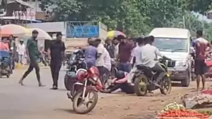 ଆନନ୍ଦପୁର: ଛେନାପଦି ଛକରେ ବାଇକ ଓ ସ୍କୁଟି ମଧ୍ୟରେ ଧକ୍କା, ଦୁଇ ଆହତ