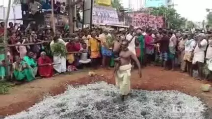 ஆண்டிமடம்: இடையக்குறிச்சியில் திரெளபதி அம்மன் ஆலயத்தில் தீமிதி திருவிழா- குழந்தைகளை தோளில் சுமந்தபடி தீ மிதித்த பக்தர்கள்