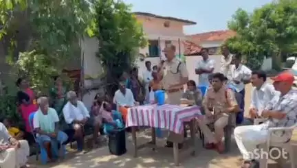 మహదేవ్​పూర్: నకిలీ విత్తనాల పట్ల రైతులు అప్రమత్తంగా ఉండాలి: ప్రతాపగిరిలో కాటారం డీఎస్పీ రామ్మోహన్ రెడ్డి