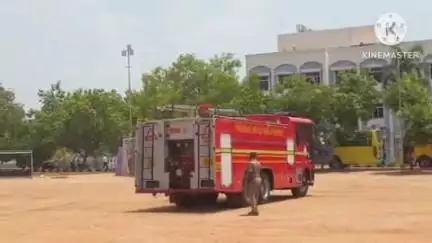 மண்மங்கலம்: கரூரில் முதன் முறையாக ஸ்கை லிப்ட் இயந்திரம் மூலம் தீயணைப்பது குறித்து தளவாபாளையத்தில் ஒத்திகை, பொதுமக்கள் வியப்பு