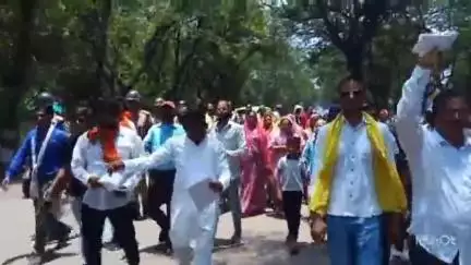 सड़क के बीच खड़े दीवार को हटाने की मांग तेज, नाराज़ लोगों ने डीआरएम ऑफिस का किया घेराव और नारेबाजी
