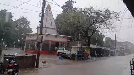 बैरिया: बैरिया प्रखंड में आंधी-तूफान के साथ बारिश, विकास के दावों की खुली पोल, सड़कें जलमग्न
