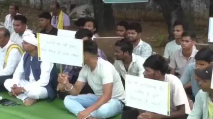 रायगढ़: पोस्ट मैट्रिक हॉस्टल को प्री मैट्रिक में तब्दील किया गया, छात्र-छात्राओं ने मिनी स्टेडियम पहुंचकर किया विरोध प्रदर्शन