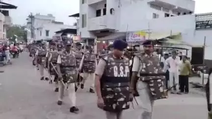 बुरहानपुर: पुलिस ने फ्लैग मार्च निकालकर असामाजिक तत्वों को दिखाई ताकत, बुरहानपुर पुलिस प्रशासन आगामी त्योहारों को लेकर अलर्ट
