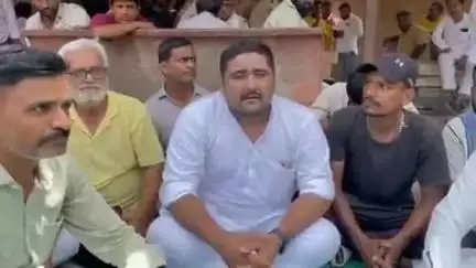 जोधपुर: बिजली विभाग की लापरवाही से लाइनमैन वसीम खान की मौत, सिंधी समाज ने अस्पताल के बाहर किया धरना