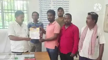 ରାସଗୋବିନ୍ଦପୁର: ମୋରଡା ତହସିଲଅଫିସରେ ନିଖିଳଓଡିଶା ଆଦିବାସୀ ବିନ୍ଧାଣି ଓ ଲୋହାରସ ସମ୍ପ୍ରଦାୟପକ୍ଷରୁ ଜମିପଟ୍ଟା ସଂଶୋଧନ ପାଇଁ ତହସିଲଦାରଙ୍କୁ ଦାବିପତ୍ର ପ୍ରଦାନ