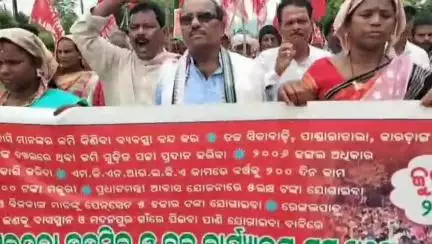 ରାୟଗଡା: ଆଦିବାସୀ ସଂଗର୍ଶ ମୋର୍ଚ୍ଚା ତରଫରୁ ୨୧ ଦଫା ଦାବିନେଇ କୋଲନରା ବ୍ଲକ ଓ ତହସିଲ କାର୍ଯ୍ୟାଳୟ ଆଗରେ ବିକ୍ଷୋଭ ପ୍ରଦର୍ଶନ ସହ ସ୍ମାରକ ପତ୍ର ପ୍ରଦାନ