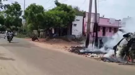 இராஜபாளையம்: சேத்தூர் பகுதியில் பழுதான ஆம்புலன்ஸ் வாகனம் சாலையோரம் நிறுத்தி வைக்கப்பட்டிருந்த நிலையில் தீ பற்றி எரிந்து விபத்து