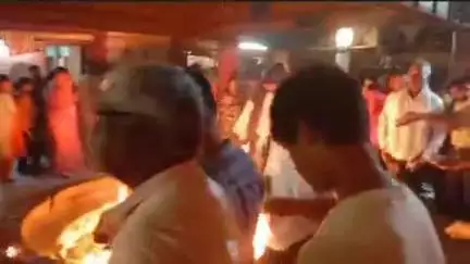 खंडवा नगर: दादा दरबार में बड़ी संख्या में श्रद्धालु हुए शामिल, धूनी माई की हुई पूजा-अर्चना