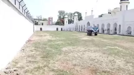 बुरहानपुर: सिंधीबस्ती शाही ईदगाह पर ईद की नमाज को लेकर तैयारियां, प्रशासनिक अफसरों ने किया निरीक्षण