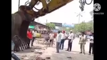 सतना: कोठी तिराहे पर अतिक्रमण विरोधी अभियान, अवैध वाहन और सिलेंडर जब्त