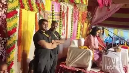 चेनारी: झूठे प्रेम में पड़कर बेटियां अपने चरित्र और जीवन को न बर्बाद करें: अनिरुद्धचार्य