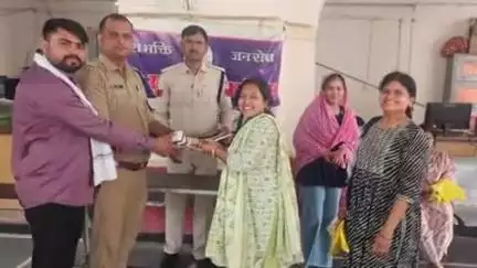 टीकमगढ़: कोतवाली पुलिस ने ₹1,50,000 के सोने के आभूषण सहित बैग खोजकर आवेदकों को सौंपा