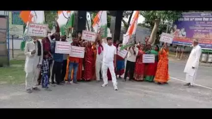 सुपौल: युवा कांग्रेस कार्यकर्ताओं ने दो सूत्री मांगों को लेकर सम्मान नाल द्वार पर किया विरोध प्रदर्शन