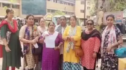 गोलमुरी-सह-जुगसलाई: ट्रैफिक व्यवस्था सुधारने के लिए नारी शक्ति ने साकची में उपायुक्त को सौंपा मांग पत्र