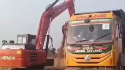 అక్రమ గ్రావెల్ తరలింపు అడ్డుకున్న రెవెన్యూ, ఇరిగేషన్ అధికారులు #localissue