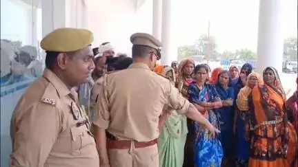 गौरीगंज: गौरीगंज जिला मजिस्ट्रेट कार्यालय का किसानों ने अपनी हक की लड़ाई के लिए एक बार फिर किया घेराव