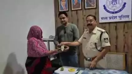टीकमगढ़: परवेज खान ने पेश की ईमानदारी की मिसाल, एसपी कार्यालय में महिला के खोए ₹37000 लौटाए