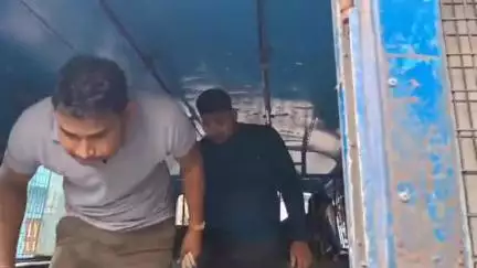 শ্রীরামপুর-উত্তরপাড়া: শ্রীরামপুরে সোনার দোকানে চুরি হওয়ার ঘটনায় অভিযুক্তকে শ্রীরামপুর থানায় নিয়ে এলো পুলিশ আধিকারিকরা