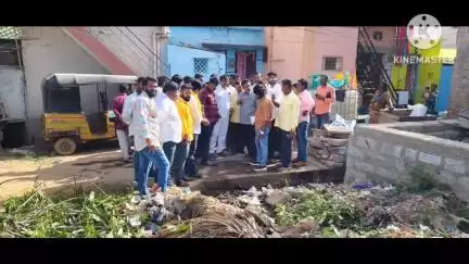 హిందూపురం బాపూజీ నగర్‌లో ఎమ్మెల్యే బాలకృష్ణ పీఏలతో కలిసి వార్డు పర్యటన చేసిన మున్సిపల్ ఛైర్మన్