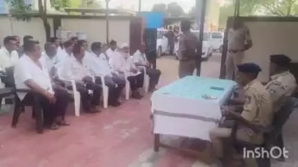 અમીરગઢ: બકરી ઈદ તહેવારને લઈ ઈકબાલગઢ આઉટ પોસ્ટ ખાતે પોલીસ અધિકારીઓની હાજરીમાં શાંતિ સમિતિની બેઠક યોજાઈ.