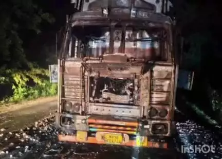 ମାଲକାନଗିରି: ମାଲକାନଗିରି ଜିଲ୍ଲା ସୀମାନ୍ତ ଭୈରମଗଡ଼ ଦେଇ ଯାଇଥିବା ୬୩ ନମ୍ବର ଜାତୀୟ ରାଜପଥରେ ଏକ ଟ୍ରକ କୁ ଜଳିଦେଲେ ମାଓବାଦୀ