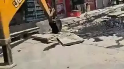 बाड़मेर: प्रशासनिक अधिकारियों की अगुवाई में सफाई अभियान जारी, शहर में नवो बाड़मेर के तहत नालों की सफाई के लिए चलाया जा रहा अभियान