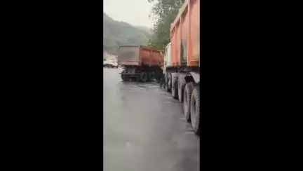 सिंगरौली: मोरवा जयंत मार्ग पर खदान के पास तेज रफ्तार ट्रेलर नाली में घुसा, चालक बाल-बाल बचा
